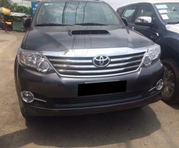 Toyota Fortuner 2016 - Gia đình cần bán Fortuner 2016 đk 2017, máy dầu, màu xám lông chuột