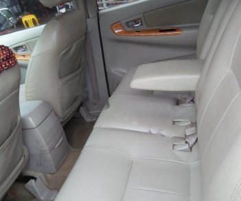 Toyota Innova G 2010 - Cần bán gấp Toyota Innova G sản xuất năm 2010, màu bạc