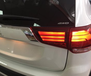 Mitsubishi Outlander 2018 - Bán ô tô Mitsubishi Outlander năm 2018, màu trắng