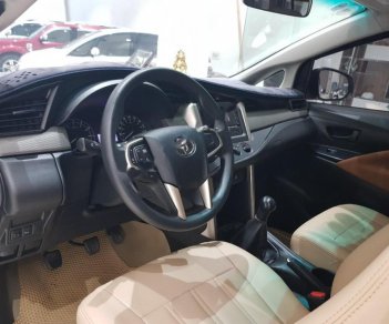 Toyota Innova 2017 - Bán xe Toyota Innova đời 2017, màu bạc số sàn, 725 triệu