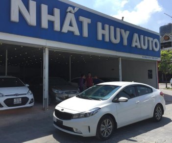 Kia Cerato MT 2017 - Bán Kia Cerato MT năm sản xuất 2017, màu trắng, giá cạnh tranh, giao xe nhanh