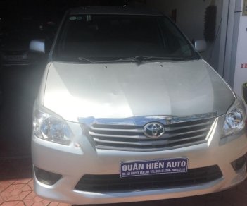 Toyota Innova 2.0E 2013 - Bán xe Toyota Innova 2.0E năm 2013, màu bạc