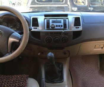 Toyota Hilux E 2011 - Cần bán lại xe Toyota Hilux E đời 2011, màu đen, nhập khẩu nguyên chiếc xe gia đình giá cạnh tranh