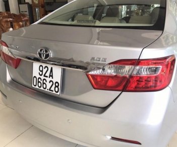 Toyota Camry 2.0E 2013 - Cần bán gấp Toyota Camry 2.0E đời 2013, màu bạc chính chủ, 760 triệu