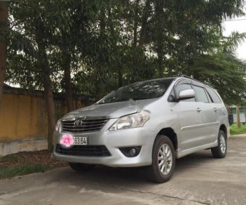 Toyota Innova E 2013 - Cần bán lại xe Toyota Innova E 2013, màu bạc xe gia đình, giá 485tr