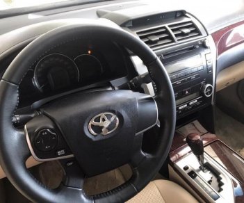 Toyota Camry 2.0E 2013 - Cần bán gấp Toyota Camry 2.0E đời 2013, màu bạc chính chủ, 760 triệu