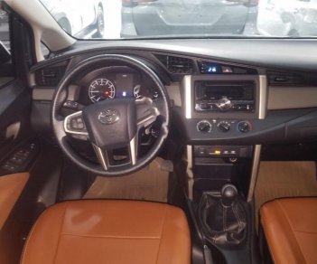 Toyota Innova 2.0E 2017 - Bán Toyota Innova 2.0E sản xuất 2017 xe gia đình giá cạnh tranh