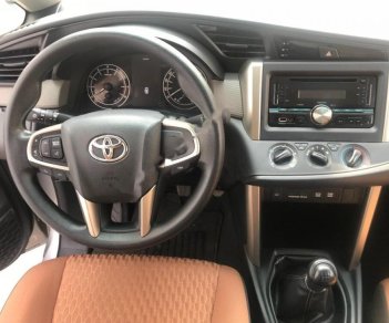 Toyota Innova 2.0E 2017 - Cần bán Toyota Innova 2.0E đời 2017, màu bạc, 705tr