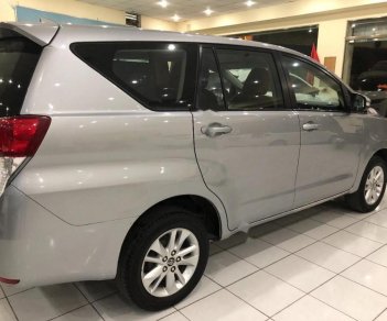 Toyota Innova 2.0E 2017 - Cần bán gấp Toyota Innova 2.0E năm 2017, màu bạc số sàn