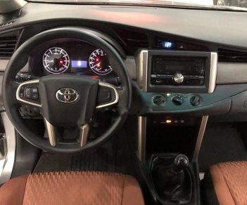 Toyota Innova 2.0E 2017 - Cần bán gấp Toyota Innova 2.0E năm 2017, màu bạc số sàn