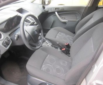 Ford Fiesta AT 2011 - Cần bán lại xe Ford Fiesta AT sản xuất năm 2011, màu bạc xe gia đình