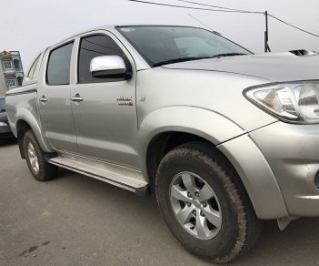 Toyota Hilux G 2010 - Bán xe Toyota Hilux 3.0 hai cầu 2010 màu bạc, xe ít đi còn rất mới