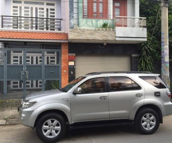 Toyota Fortuner V 2010 - Muốn bán Fortuner 2010 màu bạc, số tự động