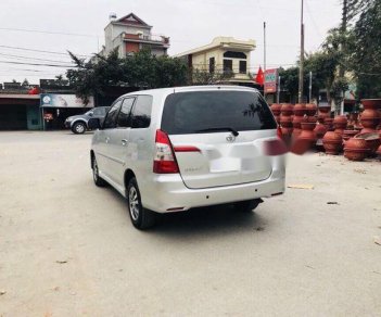 Toyota Innova 2016 - Cần bán xe Toyota Innova sản xuất 2016, màu bạc đẹp như mới, giá 570tr