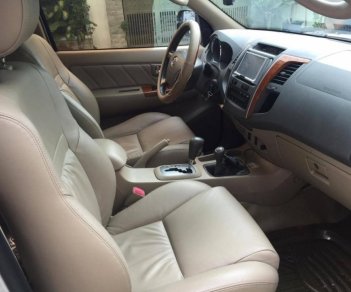 Toyota Fortuner V 2010 - Muốn bán Fortuner 2010 màu bạc, số tự động