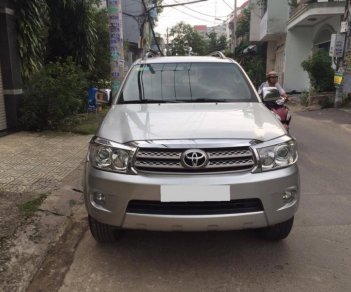 Toyota Fortuner V 2010 - Muốn bán Fortuner 2010 màu bạc, số tự động