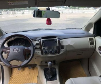 Toyota Innova 2.0E  2015 - Cần bán xe Toyota Innova 2.0E năm 2015 xe gia đình, giá chỉ 565 triệu