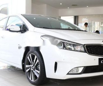 Kia Cerato 2018 - Bán xe Kia Cerato năm 2018, màu trắng, 589 triệu