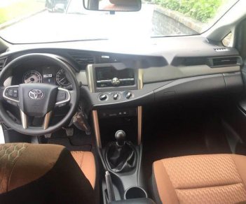 Toyota Innova 2018 - Cần bán gấp Toyota Innova sản xuất năm 2018, màu trắng, giá chỉ 690 triệu