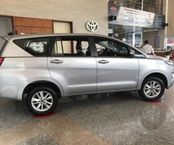 Toyota Innova 2.0E 2018 - Bán ô tô Toyota Innova 2.0E 2018, màu bạc, giá chỉ 708 triệu, trả trước 250tr có xe ngay