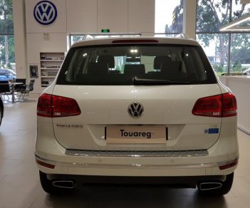Volkswagen Touareg 2018 - Bán xe Volkswagen Touareg gía tốt, giao xe ngay, hỗ trợ ngân hàng 80% giá trị xe