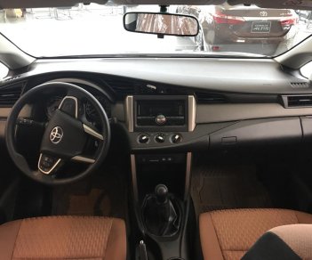 Toyota Innova 2.0E 2018 - Bán ô tô Toyota Innova 2.0E 2018, màu bạc, giá chỉ 708 triệu, trả trước 250tr có xe ngay