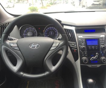 Hyundai Sonata  2.0 AT 2011 - Bán Hyundai Sonata 2.0 AT đời 2011, màu bạc, nhập khẩu nguyên chiếc