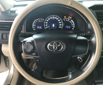 Toyota Camry 2.0E 2014 - Bán Toyota Camry 2.0E màu vàng cát số tự động sản xuất T12/2014 biển Bình Dương lăn bánh đúng 39000km