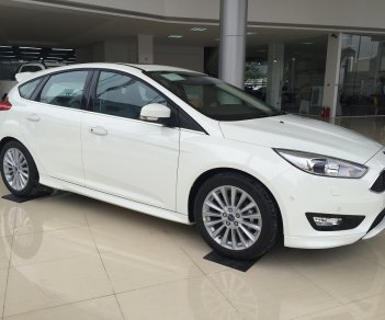 Ford Focus S sport 2018 - Bán Ford Focus S Sport 2018, chính hãng, mới 100% màu trắng, giao ngay, hỗ trợ trả góp LH: 0941.921.742