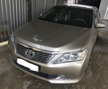 Toyota Camry 2.0E 2014 - Bán Toyota Camry 2.0E 2014, đúng chất xe lướt, màu vàng cát, giá TL, hỗ trợ góp