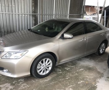 Toyota Camry 2.0E 2014 - Bán Toyota Camry 2.0E màu vàng cát số tự động sản xuất T12/2014 biển Bình Dương lăn bánh đúng 39000km