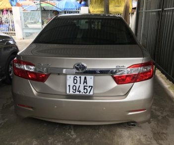 Toyota Camry 2.0E 2014 - Bán Toyota Camry 2.0E màu vàng cát số tự động sản xuất T12/2014 biển Bình Dương lăn bánh đúng 39000km