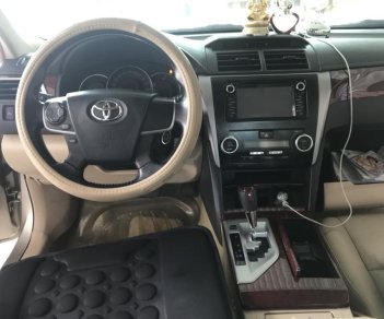 Toyota Camry 2.0E 2014 - Bán Toyota Camry 2.0E màu vàng cát số tự động sản xuất T12/2014 biển Bình Dương lăn bánh đúng 39000km