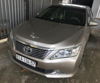 Toyota Camry 2.0E 2014 - Bán Toyota Camry 2.0E màu vàng cát số tự động sản xuất T12/2014 biển Bình Dương lăn bánh đúng 39000km