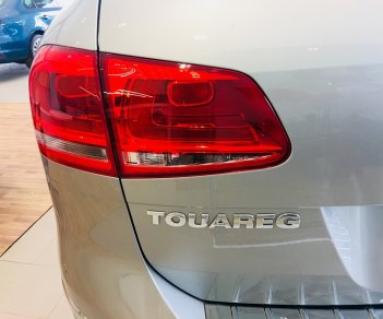 Volkswagen Touareg 2015 - Bán Volkswagen Touareg màu bạc xe nhập, Giá tốt nhất thị trường hiện nay. Giảm mạnh 369 triệu, hotline: 0942050350
