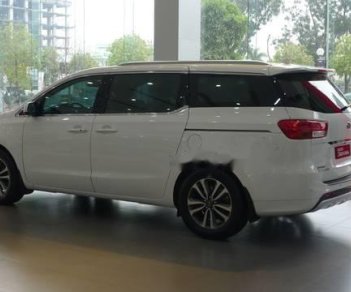 Kia Sedona 2018 - Cần bán gấp Kia Sedona sản xuất 2018, màu trắng, giá tốt