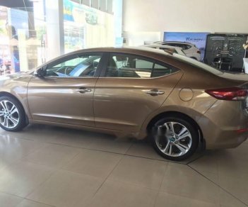 Hyundai Elantra  2.0AT  2018 - Cần bán Hyundai Elantra 2.0AT đời 2018, màu nâu, giá 659tr