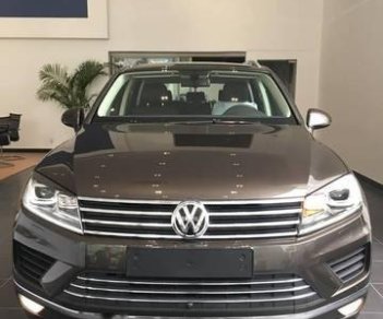 Volkswagen Touareg    2017 - Bán Volkswagen Touareg đời 2017, màu nâu, nhập khẩu nguyên chiếc