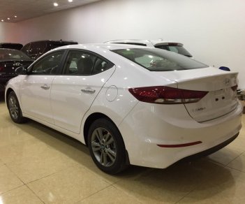 Hyundai Elantra 1.6 MT 2018 - Bán Elantra 1.6 MT trắng giao ngay