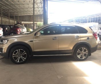 Chevrolet Captiva 2.4 LTZ REVV 2017 - Bán Chevrolet Captiva Revv 2.4 máy xăng sản xuất 2017 màu vàng, biển Hà Nội