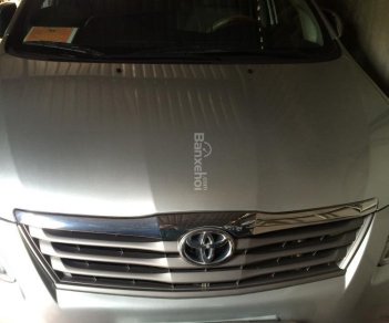 Toyota Innova 2.0 E 2012 - Bán ô tô Toyota Innova 2.0 E sản xuất 2012, màu bạc