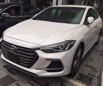 Hyundai Elantra 2018 - Bán xe Hyundai Elantra đời 2018, màu trắng, 555 triệu