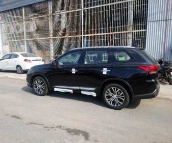 Mitsubishi Outlander 2.0 CVT 2018 - Cần bán Mitsubishi Outlander 2.0 CVT năm 2018, màu đen có bán trả góp liên hệ 0906.884.030