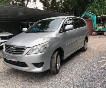 Toyota Innova  2.0E  2013 - Bán Toyota Innova 2.0E năm sản xuất 2013, màu bạc xe gia đình