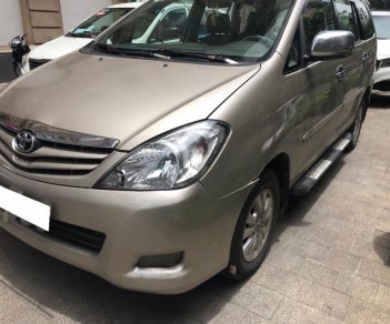 Toyota Innova SR 2011 - Kẹt tiền cần bán Innova 2011 SR, số sàn, màu vàng cát, bản 6 ghế