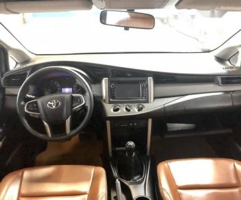 Toyota Innova 2.0E 2017 - Bán ô tô Toyota Innova 2.0E đời 2017, màu bạc, giá tốt