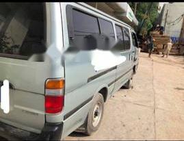 Toyota Hiace 2000 - Bán xe Toyota Hiace đời 2000, màu bạc