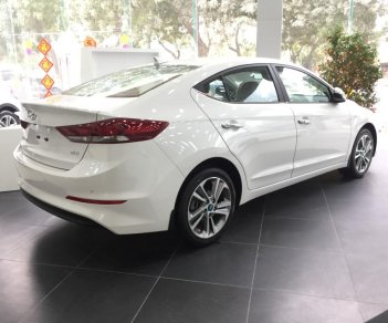 Hyundai Elantra 2.0 2018 - Cần bán Hyundai Elantra 2.0 đời 2018, màu trắng 
