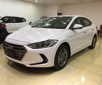 Hyundai Elantra 1.6 MT 2018 - Bán Elantra 1.6 MT trắng giao ngay