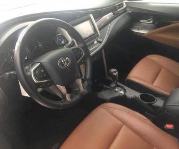 Toyota Innova 2.0V 2017 - Bán ô tô Toyota Innova 2.0V đời 2017, màu đen như mới, 850 triệu